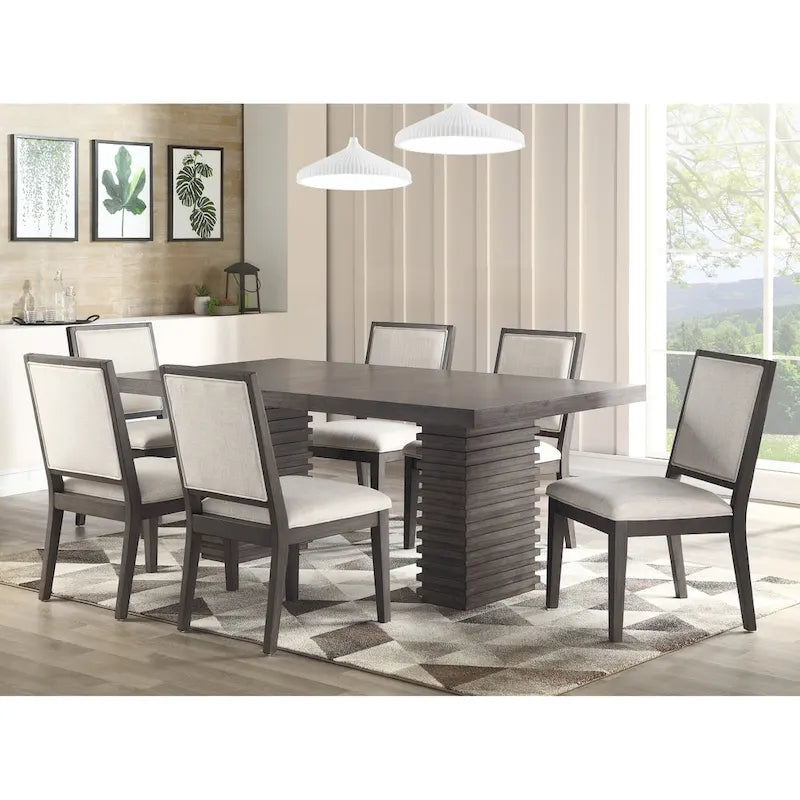 Chaises en bois, deux chaises par ensemble
