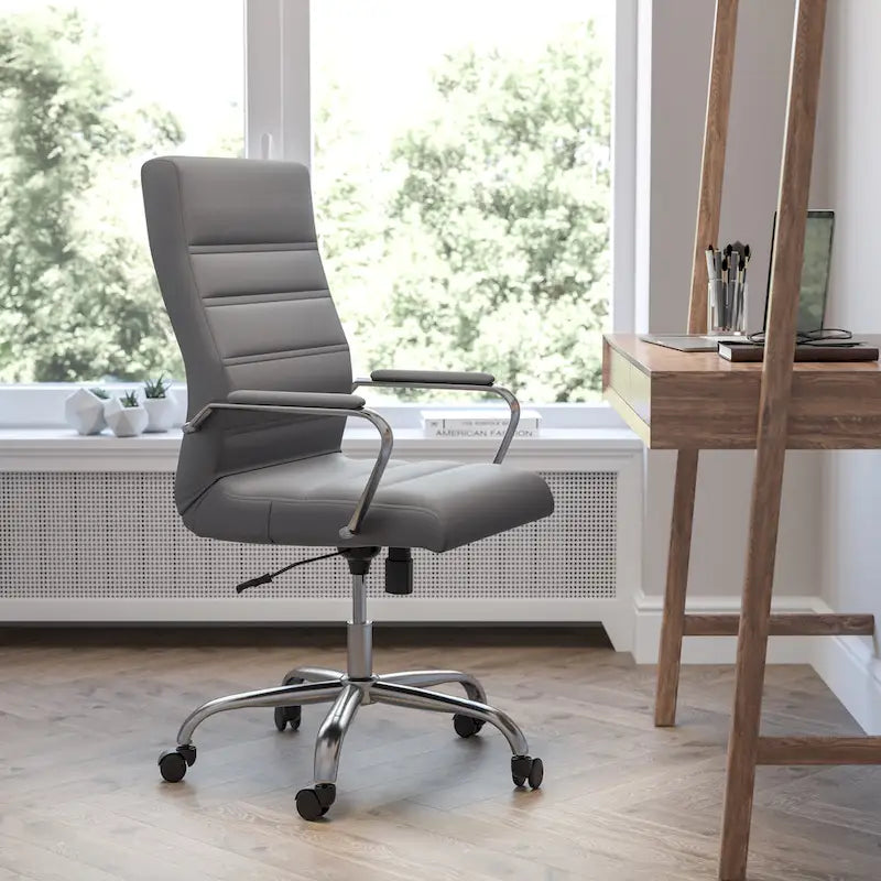 Fauteuil de bureau de direction pivotant en cuir synthétique à dossier haut avec piétement chromé